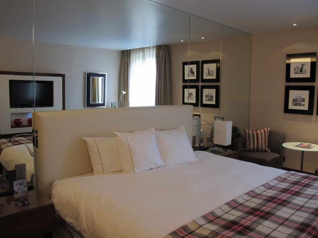 idée de design lumineux d'une chambre étroite