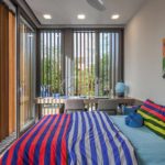 idée d'un décor lumineux d'une photo de chambre étroite