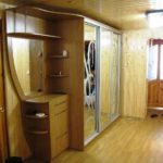 exemple d'un beau couloir intérieur dans une maison privée photo