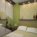 version de l'intérieur lumineux d'une photo de chambre étroite