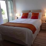 Un exemple du design lumineux d'une photo de chambre étroite