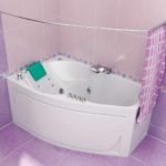 idée d'une salle de bain de style lumineux avec baignoire d'angle