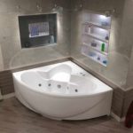 version d'un décor de salle de bain clair avec une image de baignoire d'angle