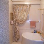 Un exemple d'un design inhabituel d'une salle de bain avec baignoire d'angle