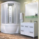 un exemple d'un style inhabituel d'une salle de bain avec une baignoire d'angle