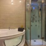 version d'un beau décor de salle de bain avec une photo de baignoire d'angle