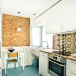 Mur de brique accentué dans la conception de la cuisine
