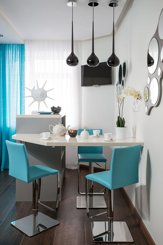 Lampu titik air mata hitam dan kerusi biru