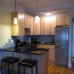 เคาน์เตอร์บาร์ที่เชื่อมต่อกับท็อปครัว