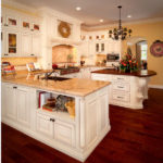 Cuisine de Provence blanche avec deux éléments insulaires