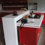 ครัวสีขาวและสีแดงพร้อมแถบดึงออก