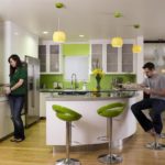 ครัวสีขาวสีเขียวพร้อมบาร์อาหารเช้าครึ่งวงกลม