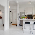 ห้องครัวสีขาวเหมือนหิมะพร้อมบาร์ที่สะดวกสบาย