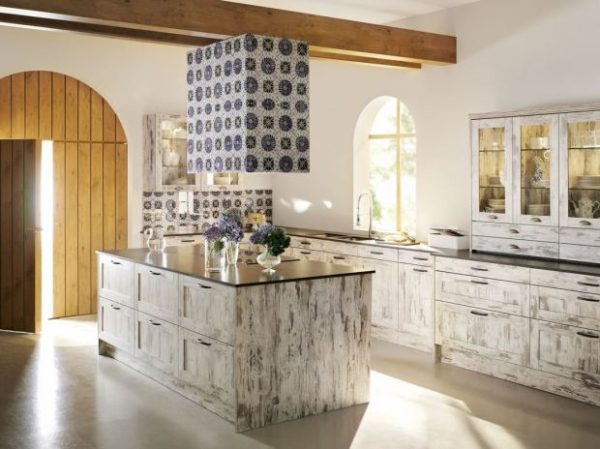 Intérieur simple et discret de la cuisine provençale