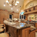 เคาน์เตอร์บาร์ขนาดใหญ่ในครัวคลาสสิก