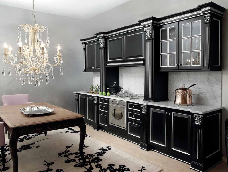 Κλασικό εσωτερικό κουζίνα σε σκούρο χρώμα