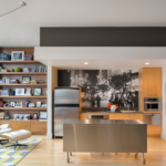 Les peintures murales en noir et blanc se marient parfaitement avec les murs blancs.