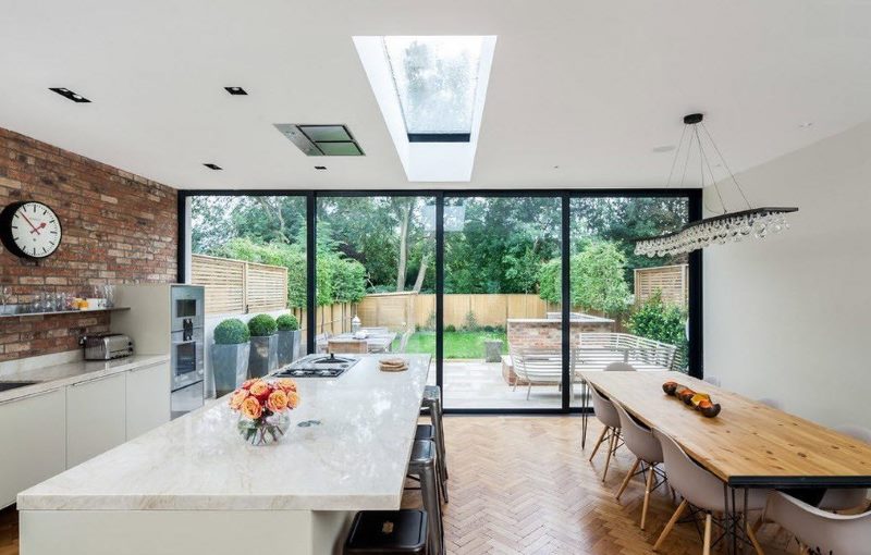 Table à manger longue en bois