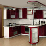 การออกแบบห้องครัวพร้อมเคาน์เตอร์บาร์โดยผสมผสานระหว่างสีขาวและสีเบอร์กันดี