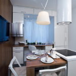 Tayangan hitam di dinding coklat