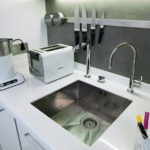 Pemegang magnet untuk pisau dapur