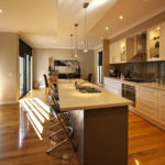 บาร์ยาวรวมกับเกาะเพื่อแยกห้องครัว - ห้องนั่งเล่น