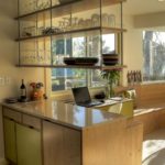 เคาน์เตอร์บาร์สองระดับพร้อมชั้นแขวนอเนกประสงค์