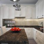 Πάγκος από φυσική πέτρα στο νησί της κουζίνας