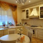 Βυθίστε μπροστά σε ένα παράθυρο σε ένα διαμέρισμα της πόλης