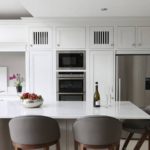 Γκρίζο και λευκό σχέδιο μιας σύγχρονης κουζίνας