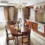 Ξύλο στο εσωτερικό μιας κλασικής κουζίνας