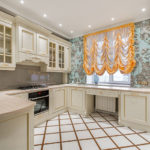 Λευκά πλακάκια πορσελάνης στο πάτωμα της κουζίνας