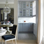 Λευκή καρέκλα με σκοτεινό ύφασμα