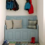 Crochets pour vêtements d'extérieur sur le mur léger du couloir