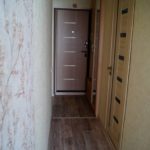 Photo d'un couloir étroit dans un appartement de maisons en panneaux