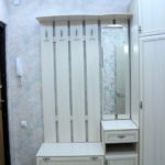 Meuble d'entrée aux couleurs vives