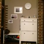 Horloge sur le mur du couloir de l'appartement