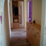 Pose perpendiculaire du stratifié dans le couloir