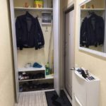 Placard pratique avec portes à l'intérieur du couloir