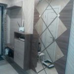 Miroir de losanges sur le mur du couloir