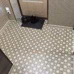 Linoléum au sol dans le couloir