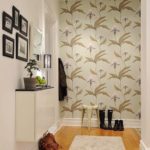 Papier peint à imprimé floral sur le mur du couloir