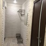 Pierre naturelle dans les murs du couloir