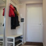 Porte d'entrée blanche dans le couloir d'un appartement en ville