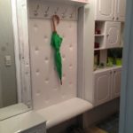 Parapluie vert sur un cintre ouvert