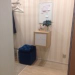 Papier peint à rayures dans la conception du couloir