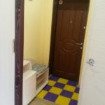 Tapis à carreaux devant la porte d'entrée