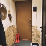 Bottes rouges sur le tapis dans le couloir