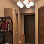 Lustre à l'intérieur du couloir d'un appartement en ville