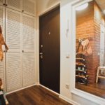 Mur de briques dans la réflexion du miroir